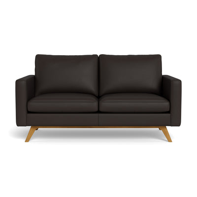 Clint 2-personers sofa fra BD monteret med brun 8000 semianilin læder og stel i naturolieret eg.