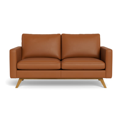 Clint 2-personers sofa fra BD monteret med cognac 8000 semianilin læder og stel i naturolieret eg.