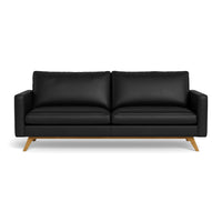 Clint 3-personers sofa fra BD monteret med sort 8000 semianilin læder og stel i naturolieret eg.