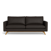 Clint 3-personers sofa fra BD monteret med brun 8000 semianilin læder og stel i naturolieret eg.