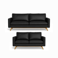 Clint sofasæt fra BD Møbler monteret med handskeblødt sort 8000 okselæder og stel i naturolieret egetræ.