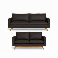 Clint sofasæt fra BD Møbler monteret med handskeblødt brun 8000 okselæder og stel i naturolieret egetræ.