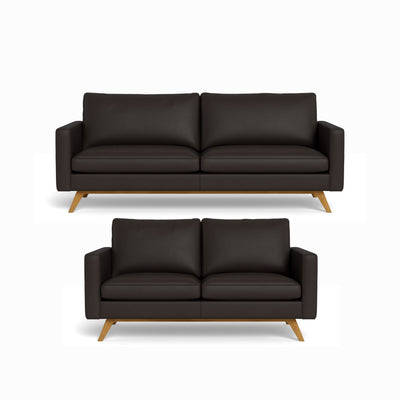 Clint sofasæt fra BD Møbler monteret med handskeblødt brun 8000 okselæder og stel i naturolieret egetræ.