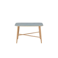 Cross sofabord 80 x 80 cm fra Thomsen Furniture med lysegrå nano lamiant top og ben i massiv hvidolieret eg
