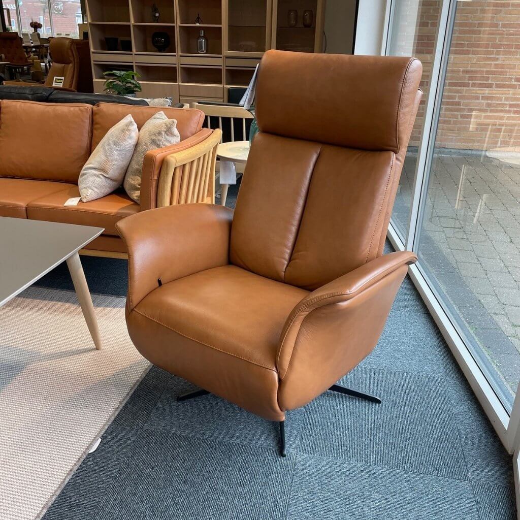 Hjort Knudsen | Lænestol m. indbygget skammel