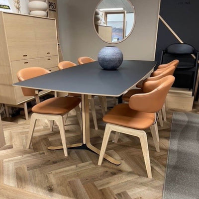 Fusion spisebord fra PBJ med sort nano laminat overflade og stel i hvidolieret eg.
