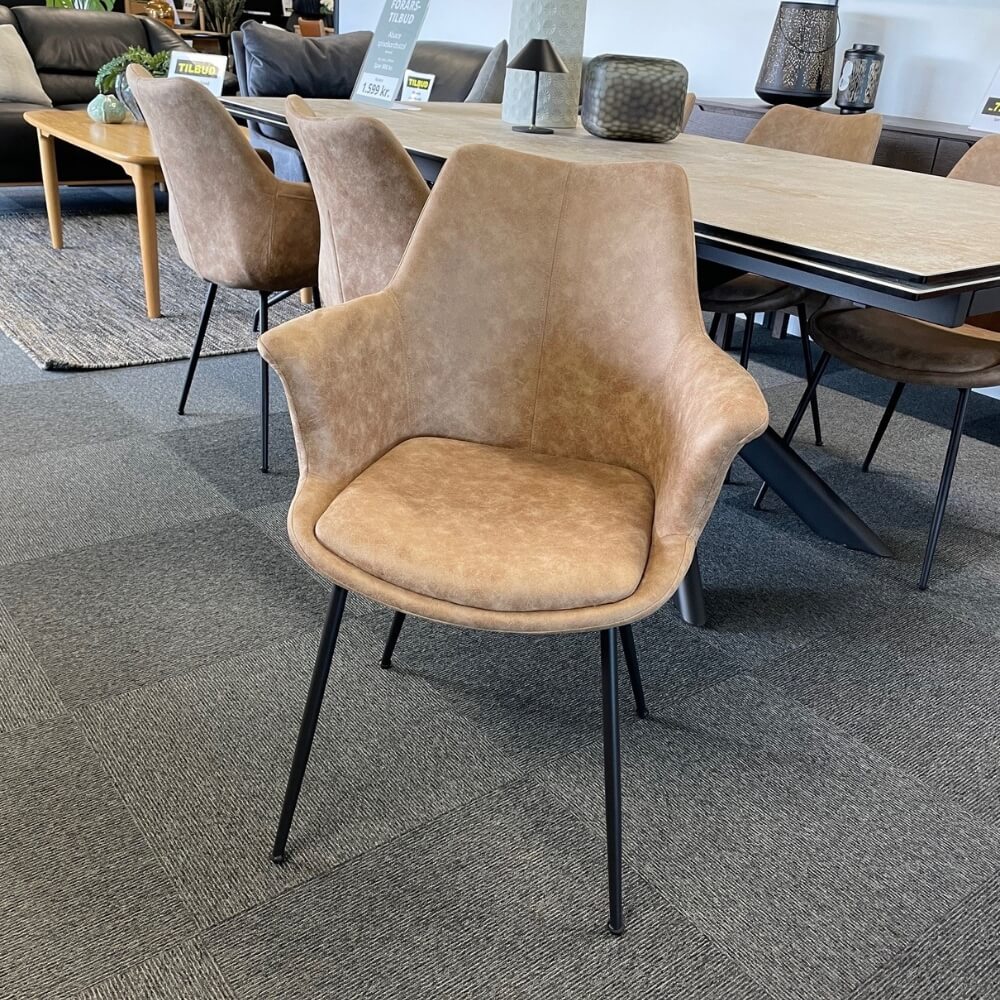 Nadia spisebordsstol fra Lexpo i brun microfiber stof og sorte metalben