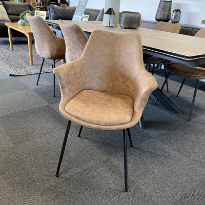 Nadia spisebordsstol fra Lexpo i brun microfiber stof og sorte metalben