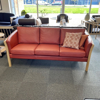Rosenborg 3-personers sofa i teglrød semianilin okselæder og massive egetræsgavle