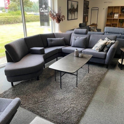 London hjørnesofa fra Top-Line med buet open-end modul. Monteret med blåt møbelstof og sorte metalben.