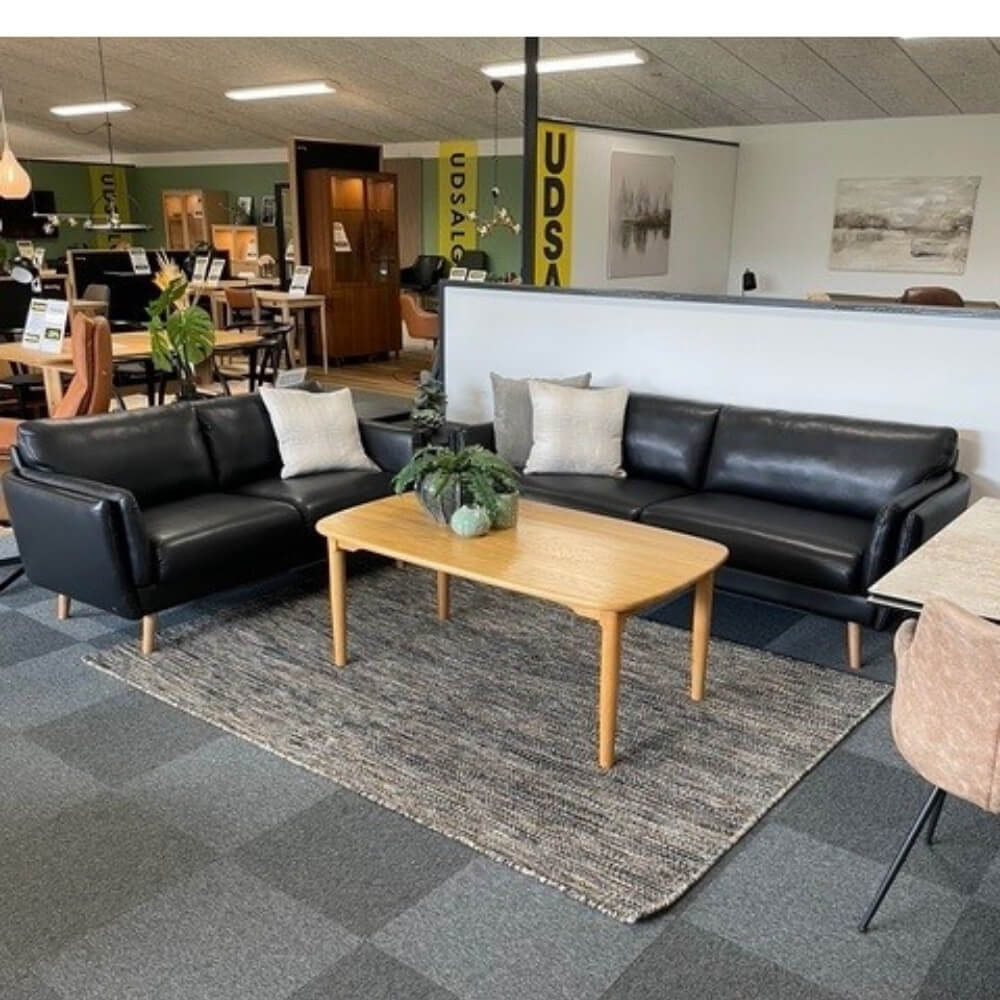 Vogue sofasæt fra BD monteret med sort semianilin okselæder og ben i naturolieret eg