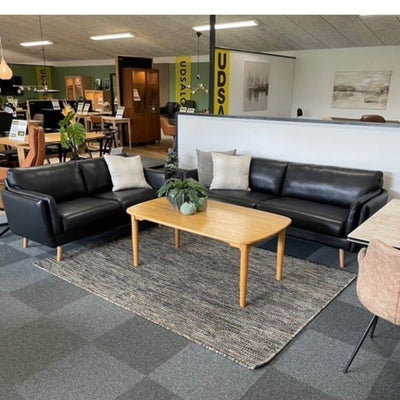 Vogue sofasæt fra BD monteret med sort semianilin okselæder og ben i naturolieret eg