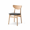 Esther spisebordsstol fra Casø i massiv egetræ og sort lædersæde.