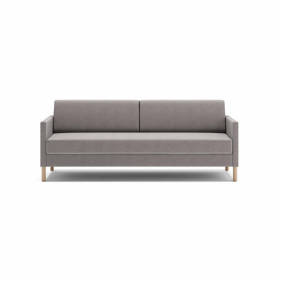 Estrid sovesofa fra Favn Living i slidstærkt lys grå møbelstof. Med ben i massiv eg.