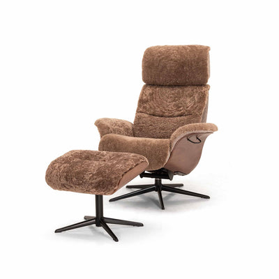 Golf lænestol inkl. fodskammel fra Hjort Knudsen monteret med brun fåreskind og sort metalsokkel