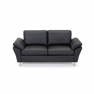 Skyline 3-personers sofa fra Hjort Knudsen monteret med sort soleda læder og runde stålben