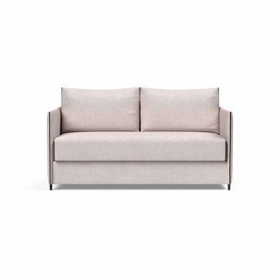 Luoma sovesofa fra Innovation monteret med sandfarvet møbelstof.