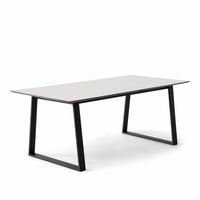 Meza spisebord med hvid laminat overflade og trapez ben i metal