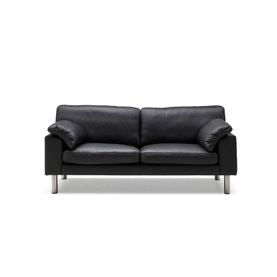 Napoli 2,5-pers sofa fra Kragelund monteret med praktisk Toleda okselæder og børstede stålben