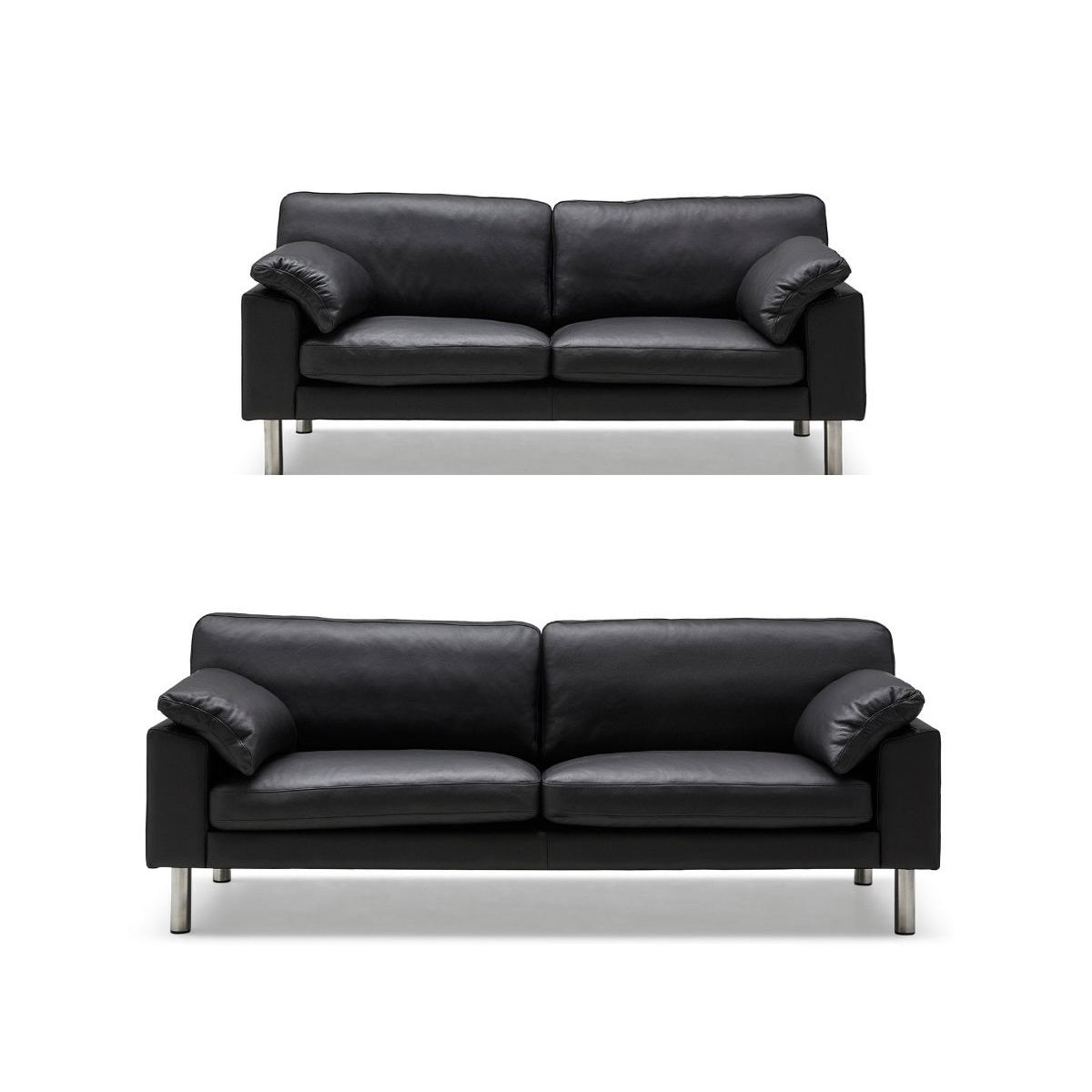 Napoli sofasæt fra Kragelund monteret med sort Toleda læder og firkantede ben i børstet stål