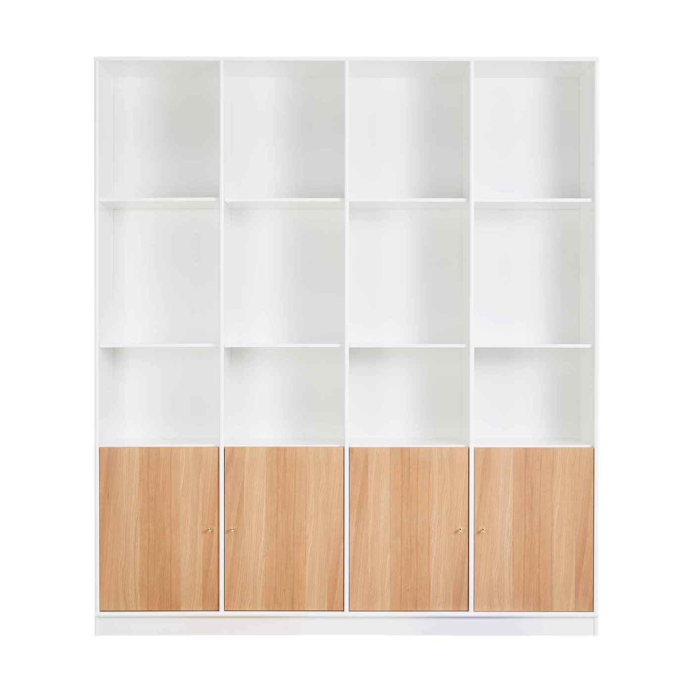 Mistral reol fra Hammel Furniture i hvidlakeret MDF med fronter i hvidolieret eg. Står på lukket sokkel.