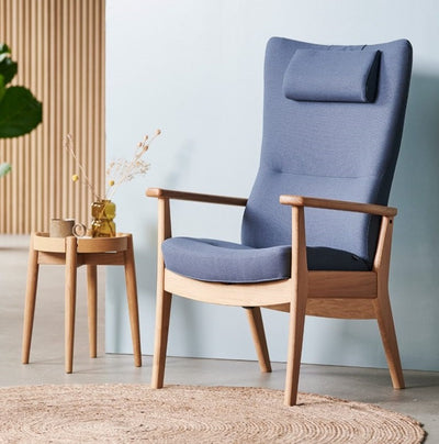 Plus seniorstol, med eller uden skammel, fra Farstrup monteret med blåt møbelstof med stel i eg eller bøg