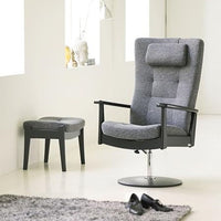 Plus Swing lænestol med drejefunktion fra Farstrup monteret med slidstærkt gråt møbelstof med stel i sortlakeret bøg