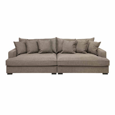 Rossi 3-personers sofa fra Home Group monteret med slidstærkt Brego light brown møbelstof og sorte ben.