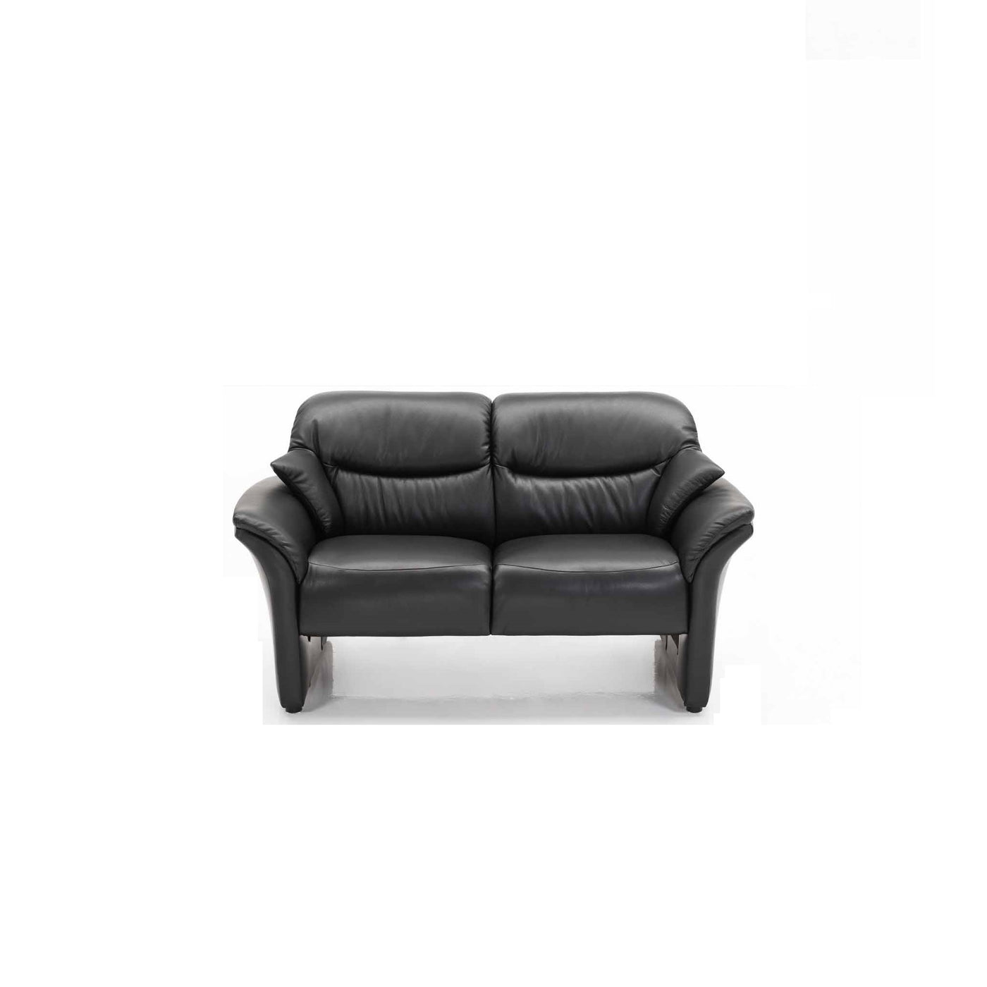 Rugby 2-pers sofa fra Hjort Knudsen monteret med sort Soleda læder og sorte træben