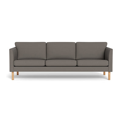 Copenhagen 3-pers sofa fra Skalma monteret med slidstærkt Capture møbelstof og ben i egetræ