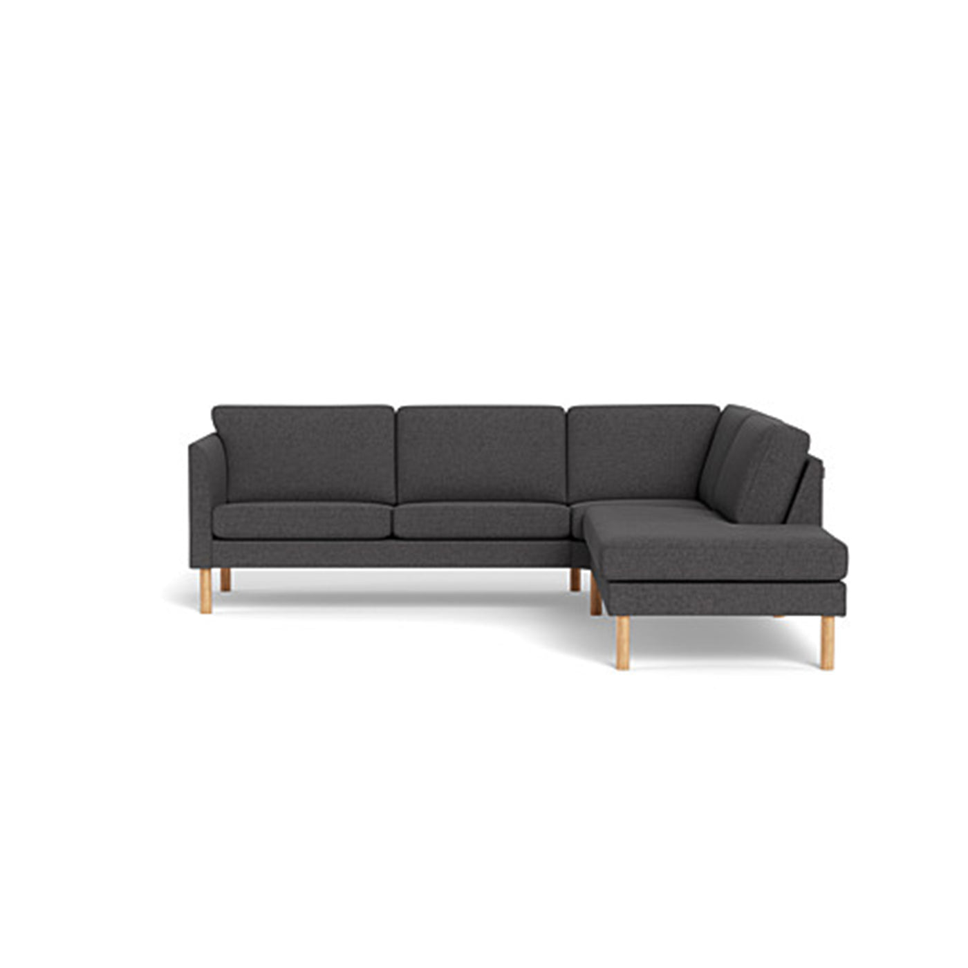 Copenhagen sofa med open-end fra Skalma monteret med antrasit 261 møbelstof og ben i egetræ