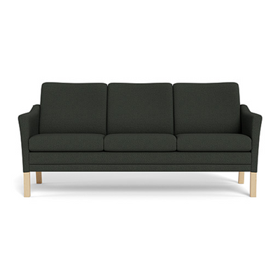 Milos 3 pers sofa fra Skalma monteret med slidstærkt grøn Cosmo møbelstof og ben i eg eller bøg