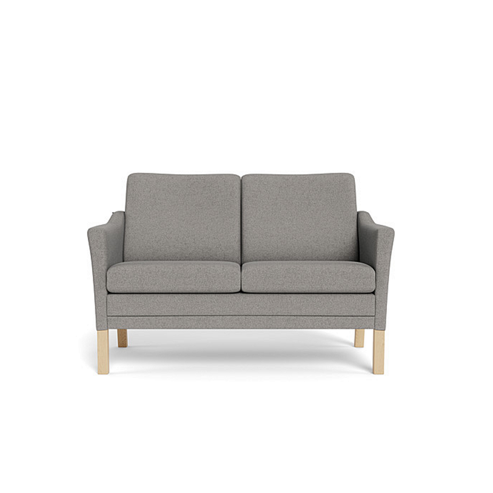 Milos 2-pers sofa fra Skalma monteret med slidstærkt gråt 261 møbelstof og træben