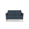 Milos 2-pers sofa fra Skalma monteret med slidstærkt blåt 361 møbelstof og træben