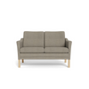 Milos 2-pers sofa fra Skalma monteret med slidstærkt beige capture møbelstof og træben