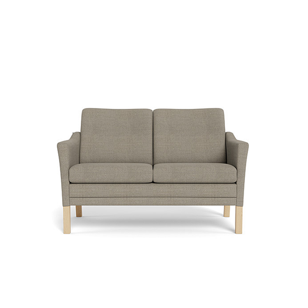 Milos 2-pers sofa fra Skalma monteret med slidstærkt beige capture møbelstof og træben