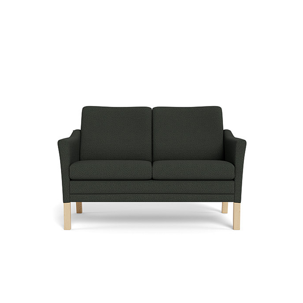 Milos 2-pers sofa fra Skalma monteret med slidstærkt grøn Cosmo møbelstof og træben