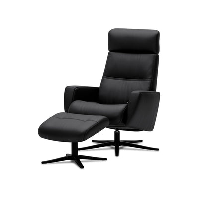 Space 3400 lænestol inkl. fodskammel fra IMG Comfort monteret med sort Trend okselæder og sokkel i sort eller blankpoleret stål