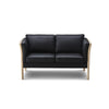 Tessa 2-pers sofa fra Kragelund monteret med sort Luna læder og gavle i sæbebehandlet bøgetræ
