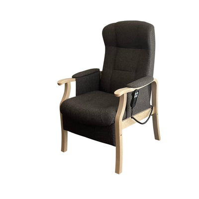 Sorø Plus løftestol inkl. fodskammel fra Nordic-C monteret med Forward uldstof og stel i lakeret bøg.