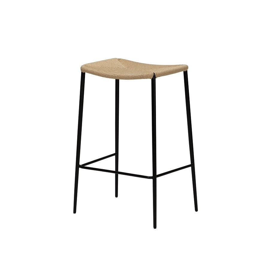 Stiletto lav barstol fra Dan-Form med sæde i naturfarvet papirsnor og sort metalstel